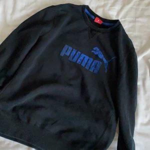 Puma sweatshirt - Säljer denna snygga sweatshirt från puma! God kvalitet! Köparen står för fraktkostnaden! Obs! Annonsen tas bort om 2 dagar, skynda fynda!