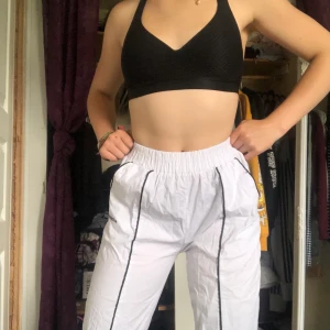 SKITSNYGGA CARGOBYXOR - Ascoola byxor från YesStyle! Säljes pga att de e lite för korta för mig (170 cm), de har inga fläckar osv. De är lite genomskinliga men bara du har ex vita underkläder så är de ok! Kan mötas upp i Vxo eller Sthlm, annars tillkommer frakt!♥️