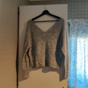 Stickad off-shouldertröja, strl XL - Kort stickad tröja från HM, endast använd en gång. Kan skickas, då betalar köparen frakten (priset kan diskuteras).