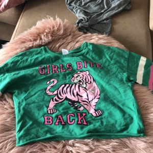 Magtröja  - Tröja köpt på barnavdelningen på Lindex . Hel och ren . Storlek 134/140 . Skulle säga XS -S . Jag har storlek S och på mig blir det en magtröja . 