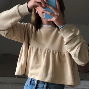 Tröja ifrån zara - Jättefin tröja ifrån zara med ”volang”! Endast använd några få gånger. 100kr plus frakt!💜