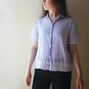 Tunn blå skjorta - Tunn blå kortärmad skjorta med broderi detaljer 🌼💙 Lite oversize så passar även S. Köparen står för frakt. 