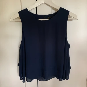 Marinblått linne  - Storlek M men passar S. Går i omlott längst nere, blir som volang. Använd fåtal gånger. Från Zara.