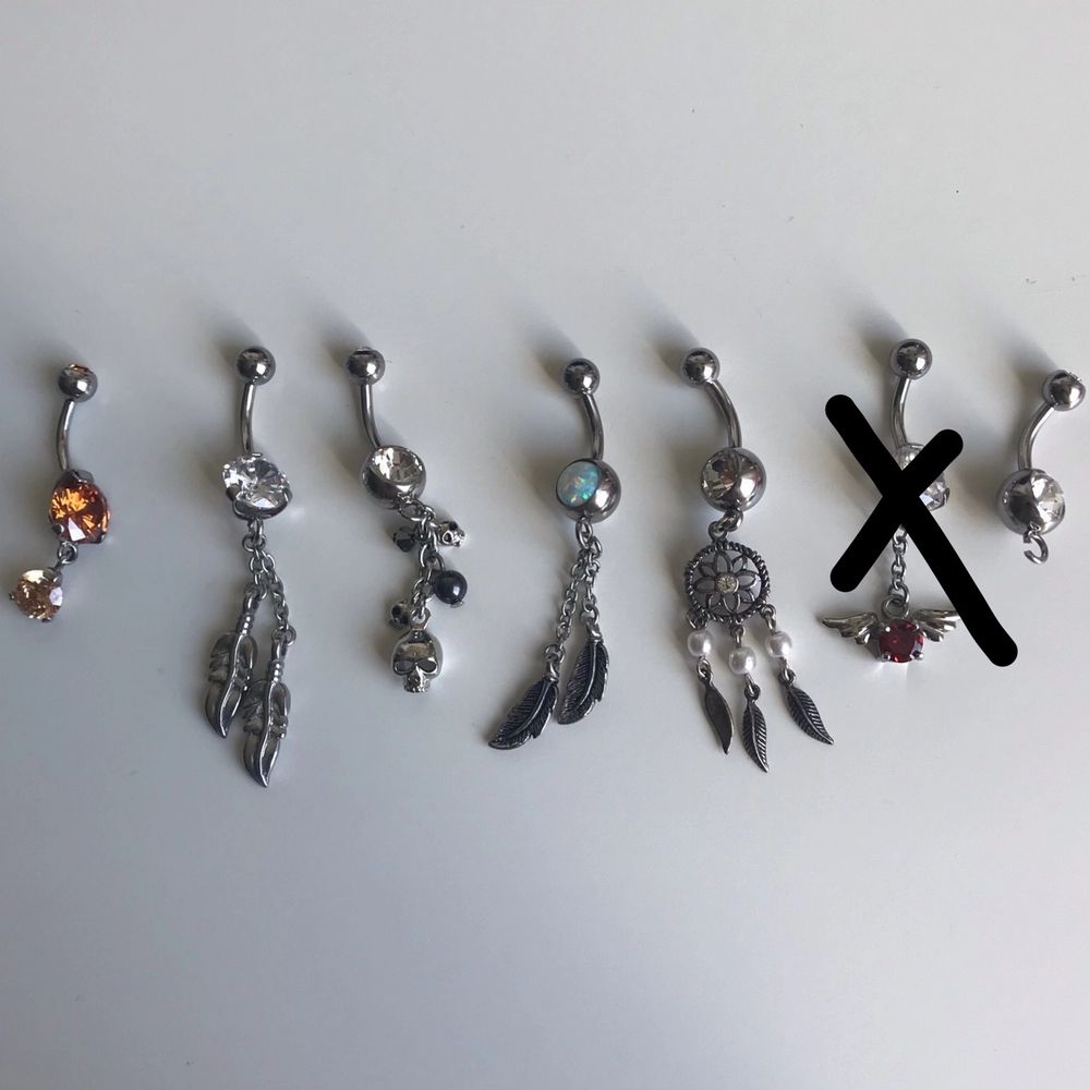 Olika sorters navelpiercings. Aldrig använda då jag inte har navelpiercing och dem gavs som present från en släkting som jobbar på en piercing studio. Pm för bättre bilder. En för 40kr inkluderat frakt eller 2 för 60 inkluderat frakt. Kan göra paketpris💗. Accessoarer.