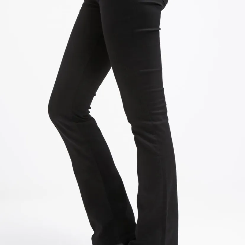 Supersnygga Levis jeans som tyvärr inte kommit till användning. Storlek 27 vilket motsvarar ca S/m. Använda ca 5 gånger så är i nyskick. Köpta för 1300kr säljer för 290kr. Jeans & Byxor.