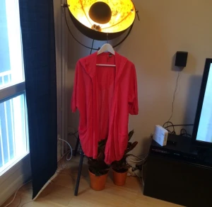  - Röd hoodie från hm. Väldigt gott skick! 