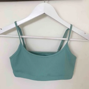  - En snygg och superskön topp från Weekday! Använd ett fåtal gånger, men fortfarande i bra skick. Skickar gärna, och då delar vi på frakten;)