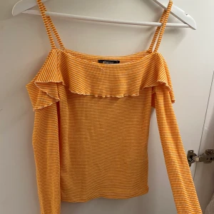 Topp från Ginatricot - Snygg orange & vitrandig topp från Ginatricot. Endast provad