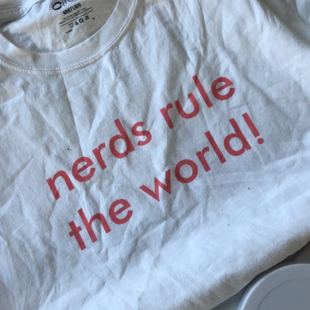 Ny T-shirt med ”nerds rule the world” print! Helt ny och funkar som ovetande på XS-M men tröjan är en L för vuxna och funkar superfint för många!. T-shirts.