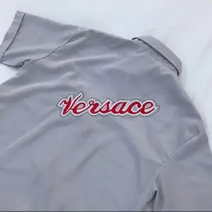 Vintage Versace ”jeans couture” skjorta, storlek L. Bra skick. Köpt på second hand butik. 