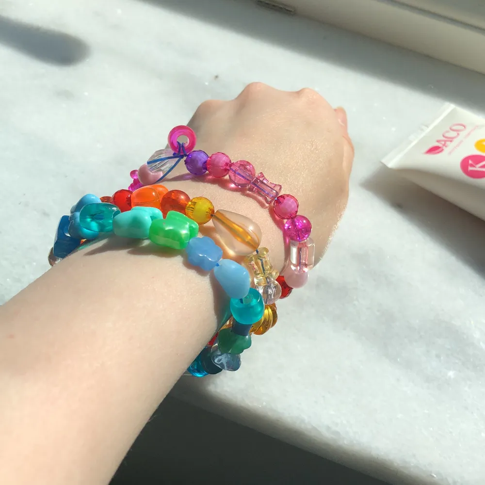 Handgjorda armband i y2k stil! Superfina och estetiska, perfekt för sommaren! Pärlorna är sååå finaaa😭♥️😍🥰 70kr för ett av armbanden!. Accessoarer.