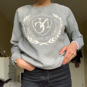 Grå tröja  - En grå tröja från Gina Tricot, står att det är storlek L men liten i storleken så passar som en S/M! 100kr + frakt tillkommer💓