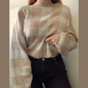 Rutig tröja - Jätte fin rutig stickad tröja som är använd ett fåtal gånger, som i nytt skick! Köparen står för frakten🤎