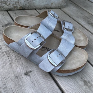 Nya Birkenstock - Dessa superfina birkenstock köptes för ngn månad(nypris 1500kr)sedan, men är för små. De är därför nästan aldrig använda utan bara testade och därför i jättefint skick!!Pris: 400kr + frakt(63kr) 