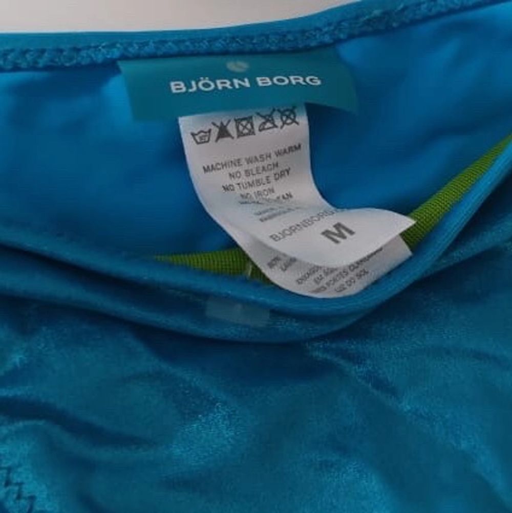 HELT NY OANVÄND BIKINI FRÅN BJÖRN BORG, i turkos och grön neon detaljer, trosorna är höga och plomberade från butik se bild, i strl M men passar också en S• köparen står för frakt • Jag ansvarar ej för postens eventuella slarv. . Övrigt.