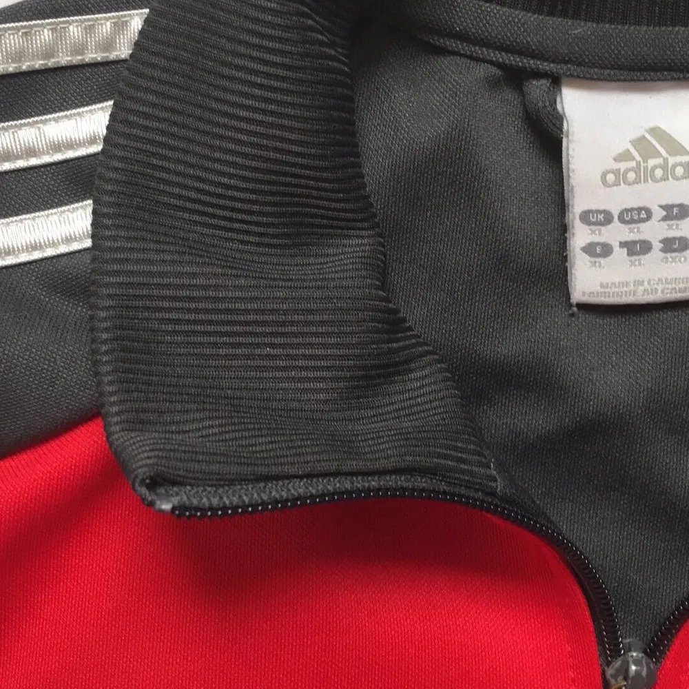 Säljer en väldigt oversized Adidas x Liverpool ”kofta” i sportig modell. Supercool och jätteskön!! . Tröjor & Koftor.