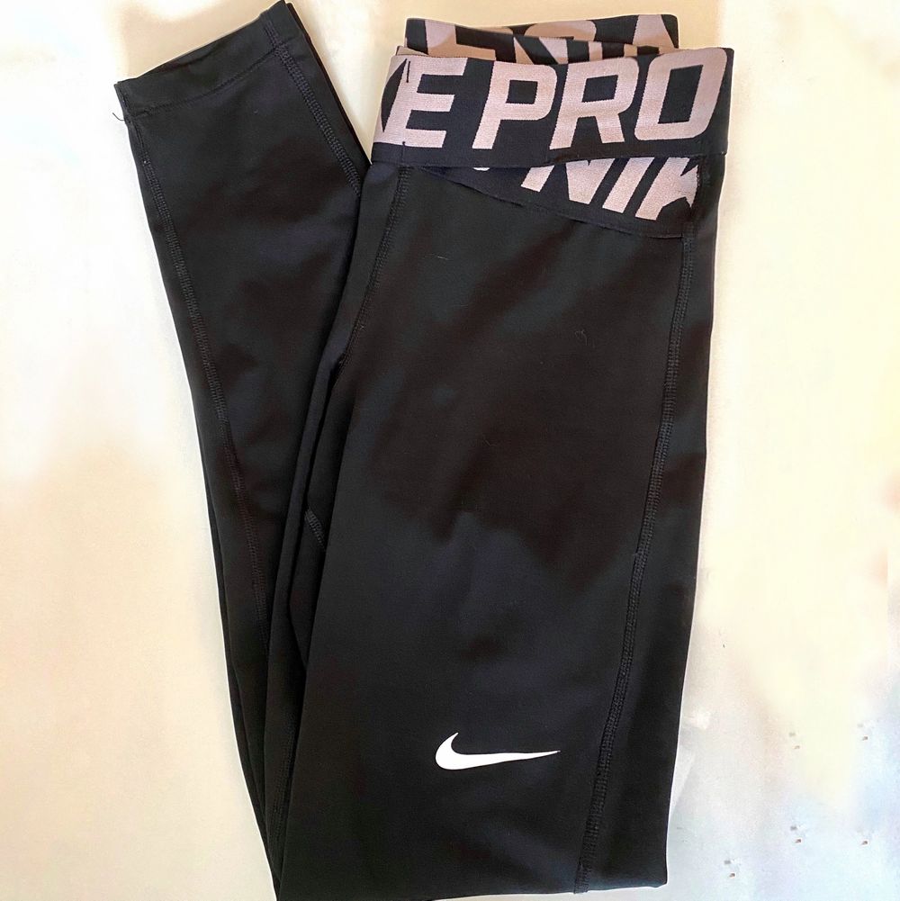 Jättesnygga tights från Nike, av modellen intertwist/crossover. Säljes pga tyvärr blivit för små för mig i midjan (är en storlek S). Sparsamt använda ca 8 gånger, köptes för ca 300kr och jag säljer för 70kr (kan diskuteras). Köparen står för frakt😇. Jeans & Byxor.