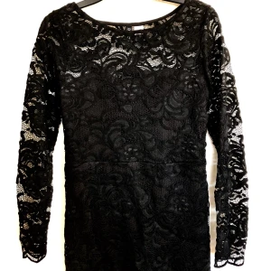 Spetsklänning Storlek S - Den lilla svarta! Jättefint skick, endast använt 2 ggr. ”Öppen” rygg som ni ser på bild 3 🖤