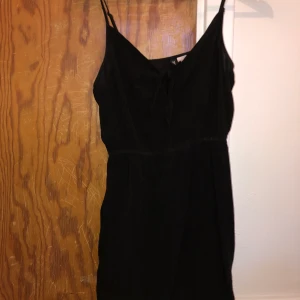 Svart sommarklänning - Sommarklänning från hm inköpt för flera år sen! Man ser inte så bra på bilderna men det är knytning som man kan fixa till som man vill. 