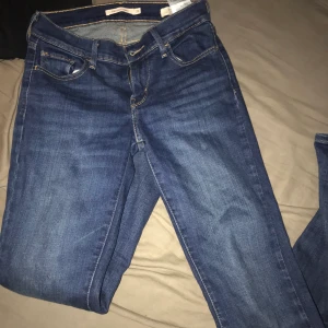 Levis 710 super skinny - Populära jeans i nyskick, använda kanske 2 gånger 💞  frakt tillkommer 💘