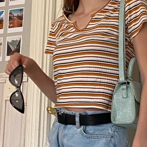 Randig tröja - Super fin v ringad randig t-shirt 