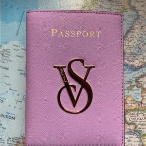 Passfodral Victoria’s Secret  - Ljuslila passfodral från Victoria’s Secret med två fickor på insidan. Fodralet är i nyskick.