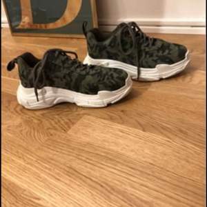 Coola camo sneakers som är sparsamt använda