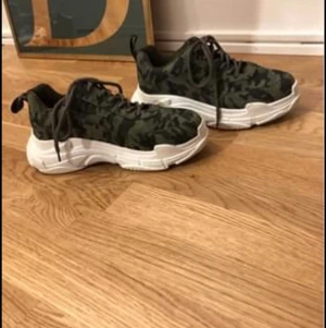 Camo sneakers - Coola camo sneakers som är sparsamt använda