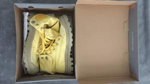 Ett par gula palladium skor inköpta i England för 3år sedan. De har använts 1gång sedan legat i sin låda orörda.