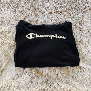Svart Champion hoodie, fint skick, använd någon enstaka gång, storlek, tight, storlek M, köparen står för frakten.