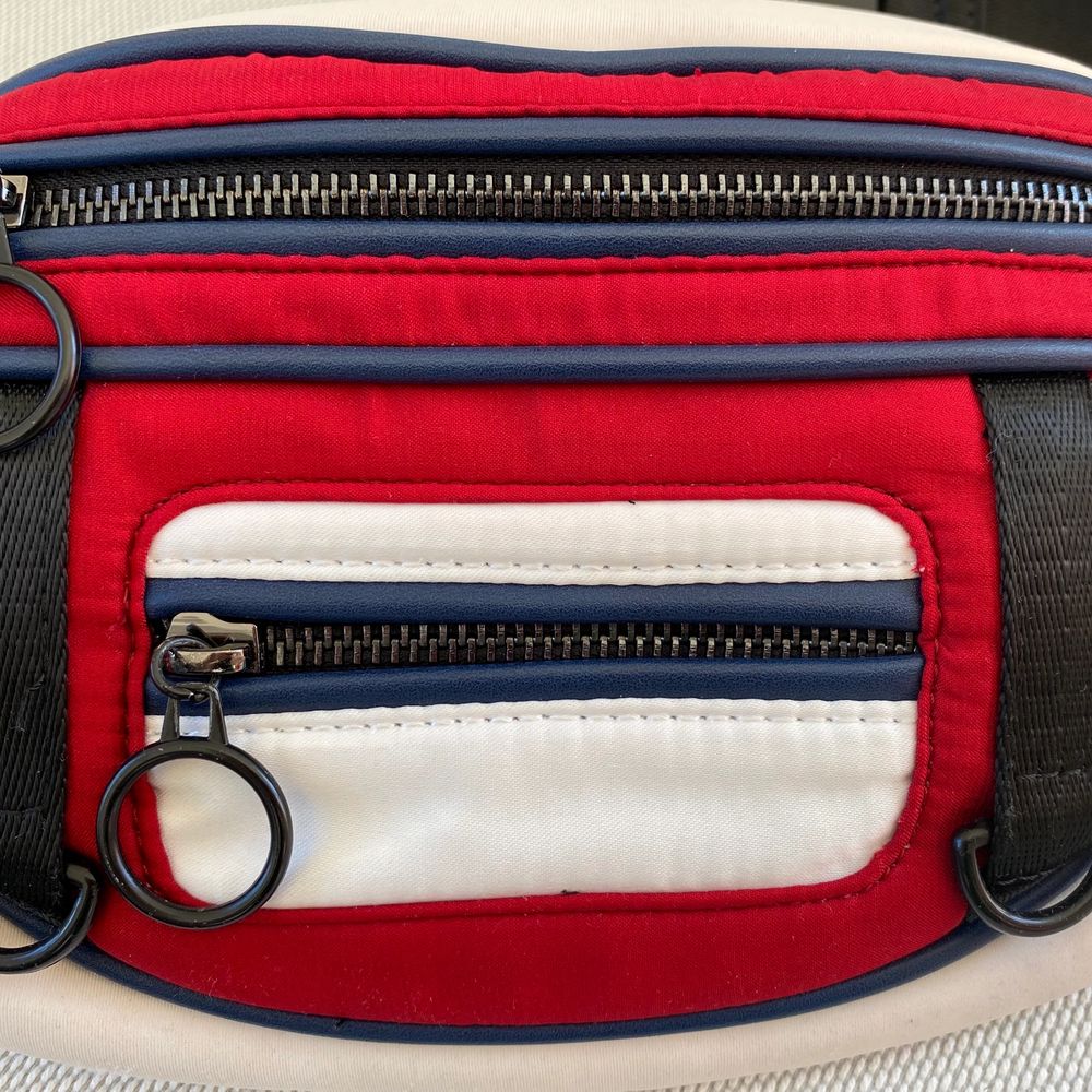 Zara TRF collection scuba fabric white & red fanny pack. Inside pocket zipper puller missing, other than that great condition Used few times only.. Väskor.