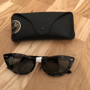 Rayban solglasögon för dam ny - Den är helt ny och köptes från synoptik. 1700 kr i butik