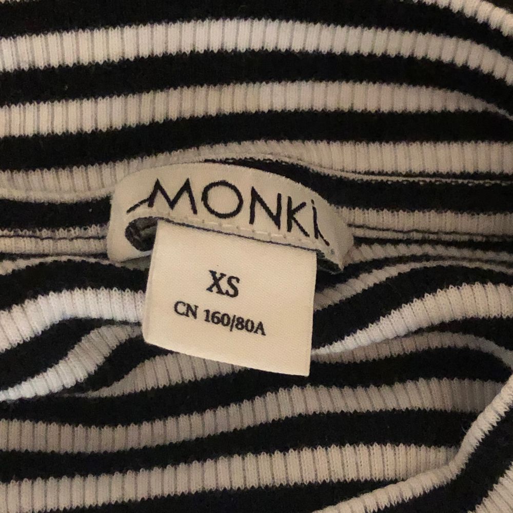 Jag säljer den här randiga långärmade tröjan från MONKI i storlek XS (men passar som S också) Köparen står för frakt 22kr. Totalt 72kr 🥰. Skjortor.