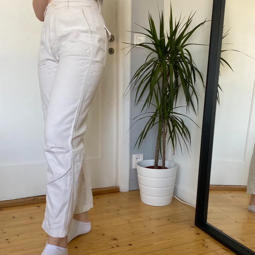 Superfina beiga jeans. Passar jättebra till sommaren! 🥰. Jeans & Byxor.