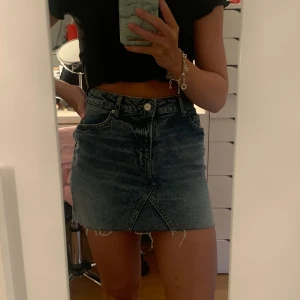 Jeanskjol från h&m - Jeanskjol från h&m. Färgen gör sig bäst på bild 2. Storlek S men lite stor i storleken.