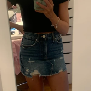 Jeanskjol från Zara - Superfin mörkblå jeanskjol med slitningar från Zara. Storlek 34.