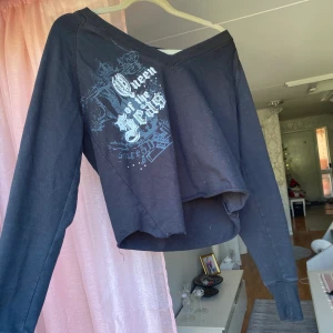 Svart tröja med tryck  - Säljer denna tröja i storlek L, frakt: 66kr hör av dig om du är intresserad💓💓 om många vill ha den blir det budgivning kram🥰 (har klippt av den och inte superrakt)