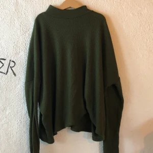 H&M turtleneck tröja - Mörkgrön ribbad tröja från H&M (DIVIDE) med turtleneck, boxig passform. Storlek M.
