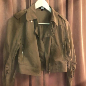 Kekdbd - Super fin jacka till sommaren ganska tun och inte använd köpt förra året men den kom aldrig till andvändning. Frakten blir 39kr🥰