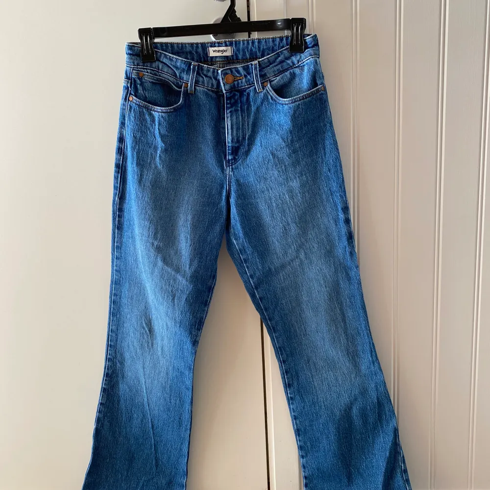 Ett par skitsnygga bootcut jeans från Wrangler. Tyvärr lite för små för mig. Nypris ca 900 och använd 2-3 gånger. Köparen står för frakten!! . Jeans & Byxor.