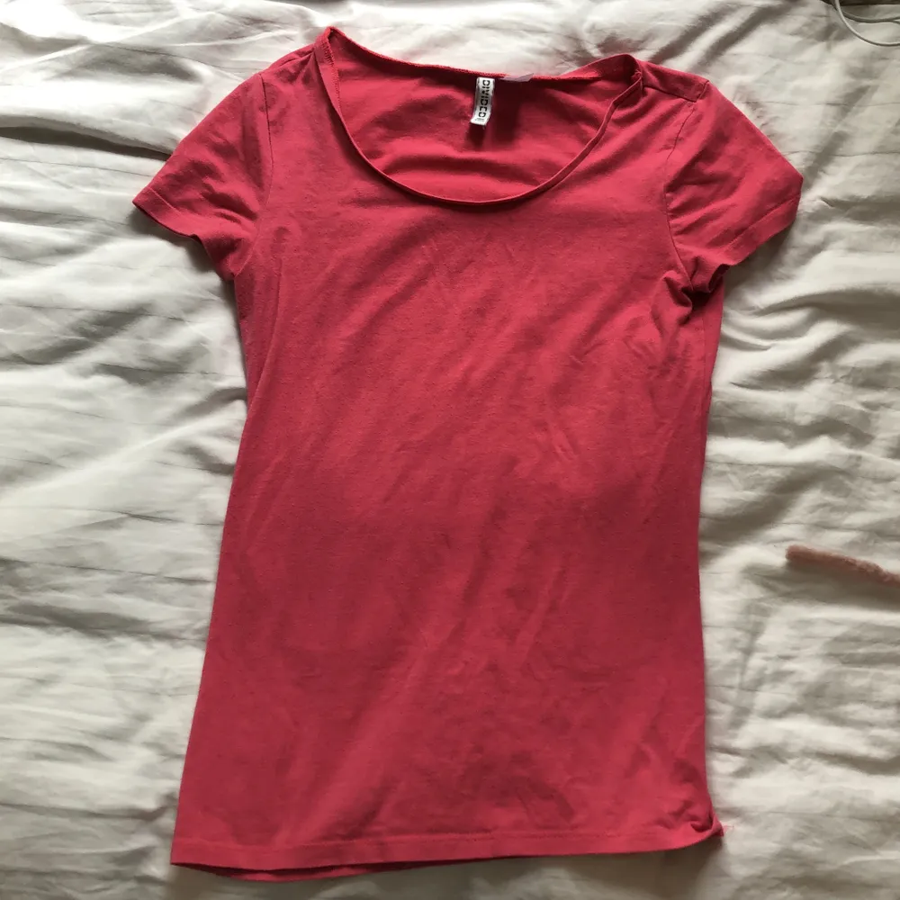 Rosa t-shirt i tajt passform, jätteskönt material, från H&M. Storlek S. . T-shirts.