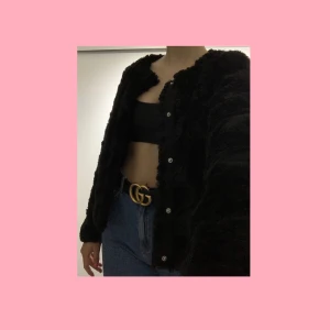 Vero moda jacka - Jacka i fuskpäls🌸 Perfekt till fest eller vardags🌸 Pris kan diskuteras🌸