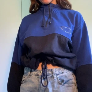 Vintage tjocktröja - Gammal tjocktröja från Beyond retro. Tyget har en nött och mjuk känsla eftersom det är gammalt och på högra bröstet finns en liten logga med texten ”ready to move”. Frakt ingår men kan även mötas upp i Västerås. 