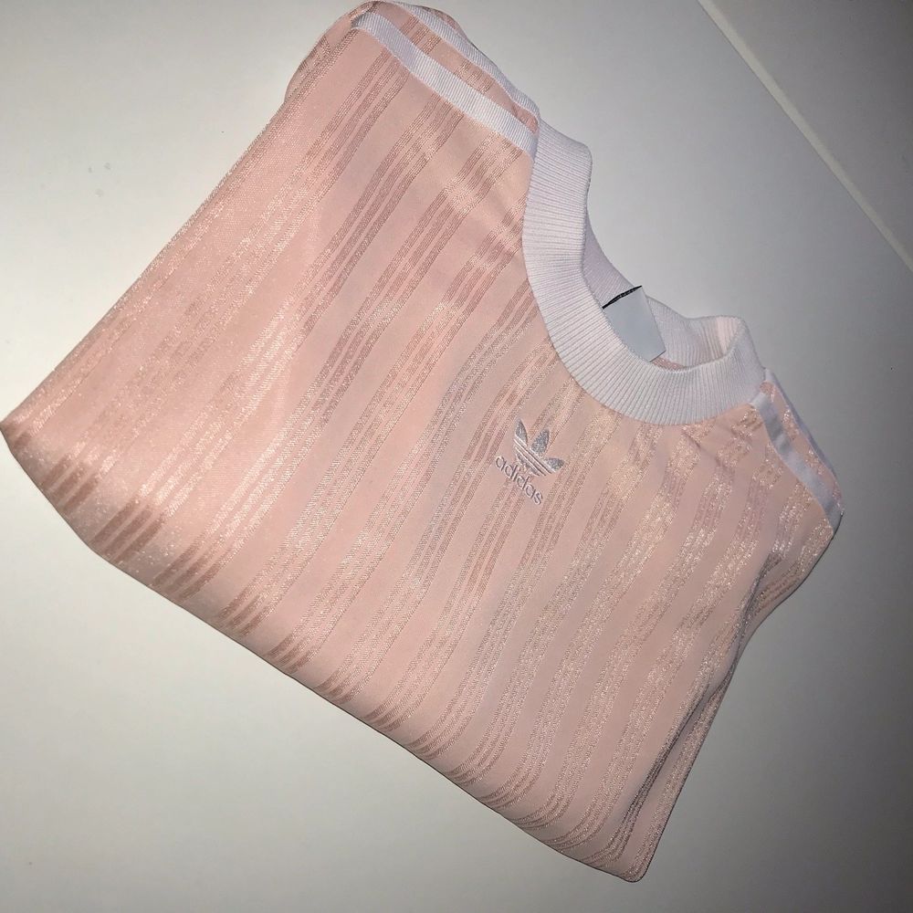 Klänning från adidas som endast använts 1 gång i strl S. Orginalpris 599kr. Jag sätter inget pris, du som kund berättar för mig vad du tycker känns rimligt att betala! Hör av dig för fler bilder eller frågor! Såld för 300kr.. Klänningar.