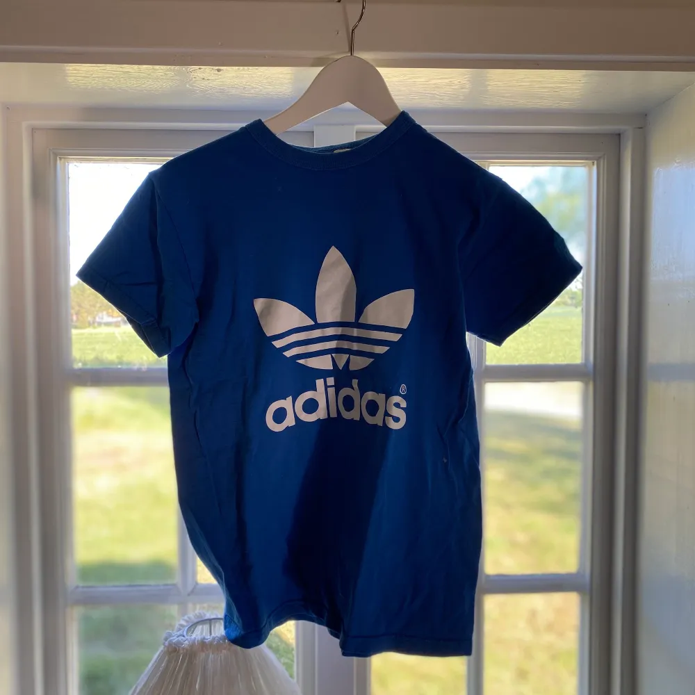 Adidas frakt ingår i priset . T-shirts.