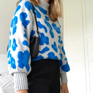 Färgstarkt stickat 💙💙 - Färgstark stickad tröja från H&M. Jättemysigt material och coolt mönster!!🤗💕💕Använd ett fåtal gånger. Storlek är XS, men passar även S på grund av oversized modell. Säljer för 150kr + frakt! 