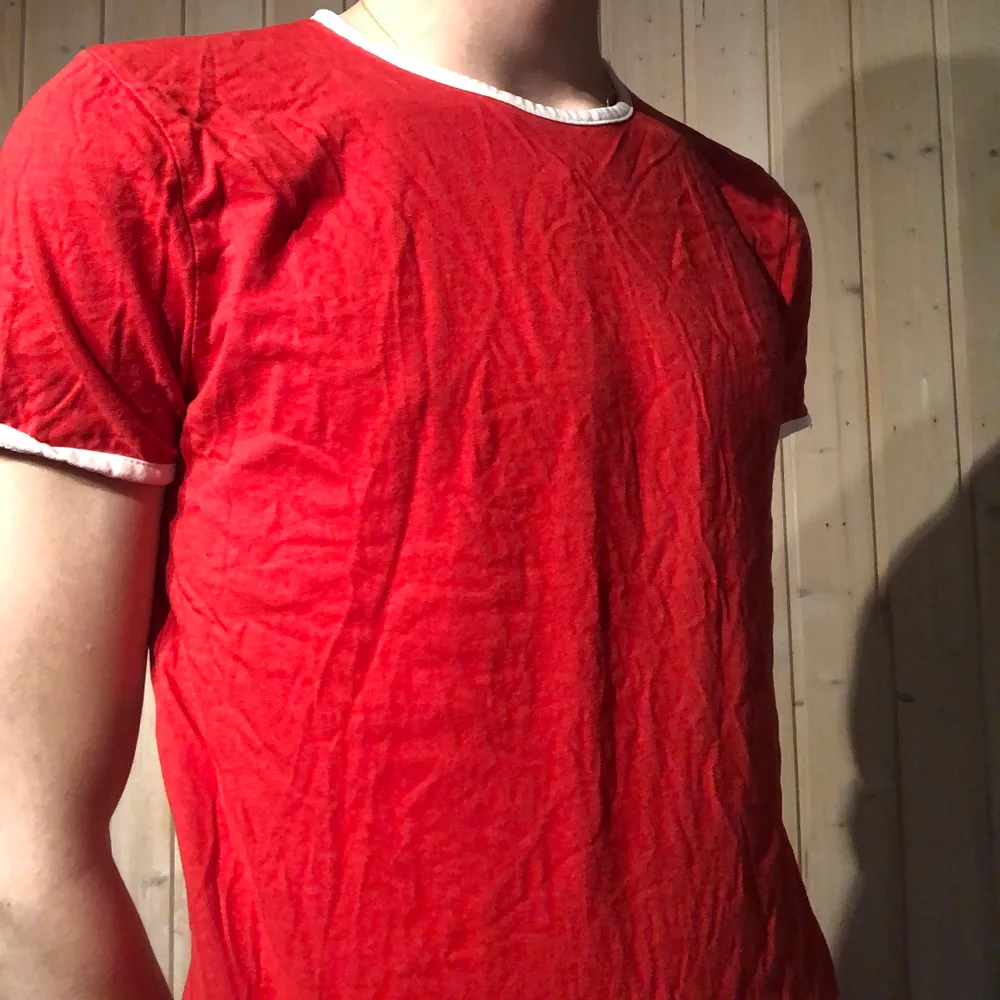 En röd t-shirt ifrån boohoo. Riktigt snygg och somrig! Samfraktar gärna. T-shirts.