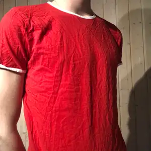 En röd t-shirt ifrån boohoo. Riktigt snygg och somrig! Samfraktar gärna
