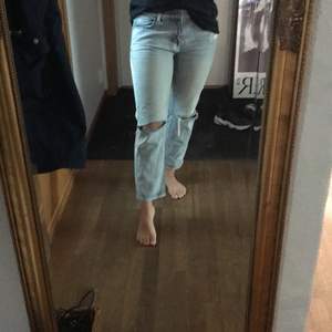 Slitna jeans från Lindex som tyvär är lite för små för mig nu! Annars är de super sköna och en fin slitning!  Kan mötas upp i Stockholm annars står köparen för frakt
