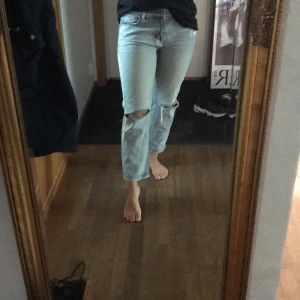 Jättesköna slitna jeans!  - Slitna jeans från Lindex som tyvär är lite för små för mig nu! Annars är de super sköna och en fin slitning!  Kan mötas upp i Stockholm annars står köparen för frakt